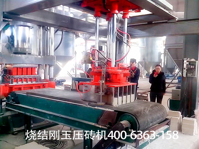 氧化铝压砖机客户现场